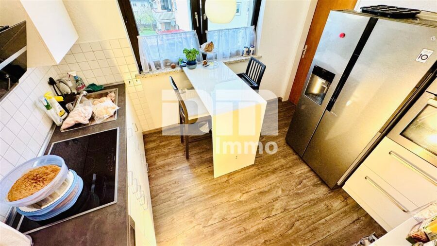 Umfangreich teilsaniertes Dreifamilienhaus mit Garage + PV Anlage und großem Garten - WE2 OG Küche / Speisekammer